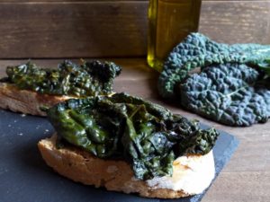 Crostoni con cavolo nero "strascicato"