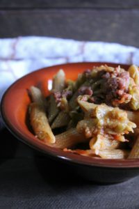 Penne integrali con salsiccia e cavolini di Bruxelles 