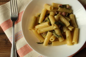 Rigatoni con asparagi selvatici e pancetta affumicata 